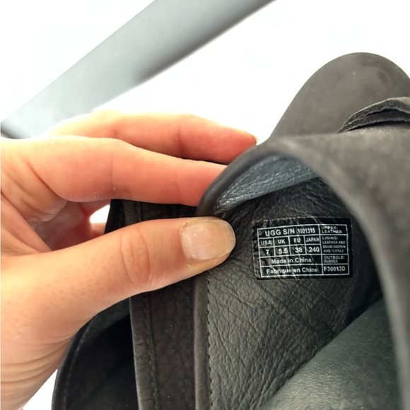 UGG Natalee Genuine Leather Sheep Skin Lined Black Studded Wedge Clogs Size 7 - Picture 8 of 9